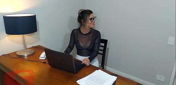  Secretária gostosa chama o técnico de informática pra foder com ela na mesa do escritório e pede pra gozar na bucetinha ( Manuh Cortez )